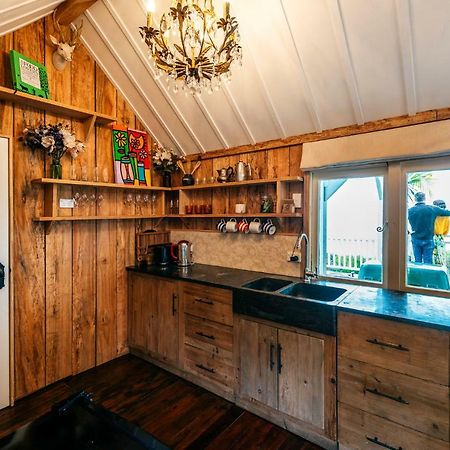 Вилла The Settlers Hut Oneroa Экстерьер фото