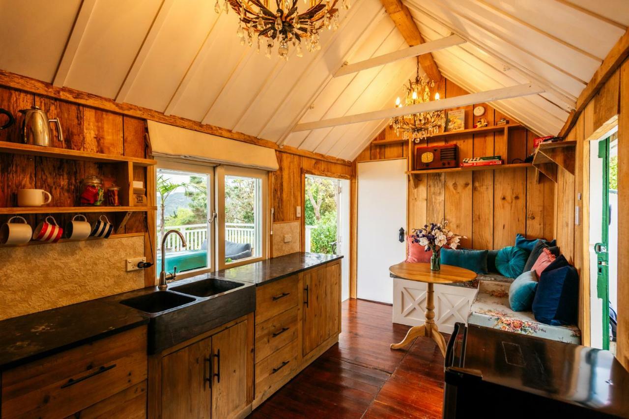 Вилла The Settlers Hut Oneroa Экстерьер фото